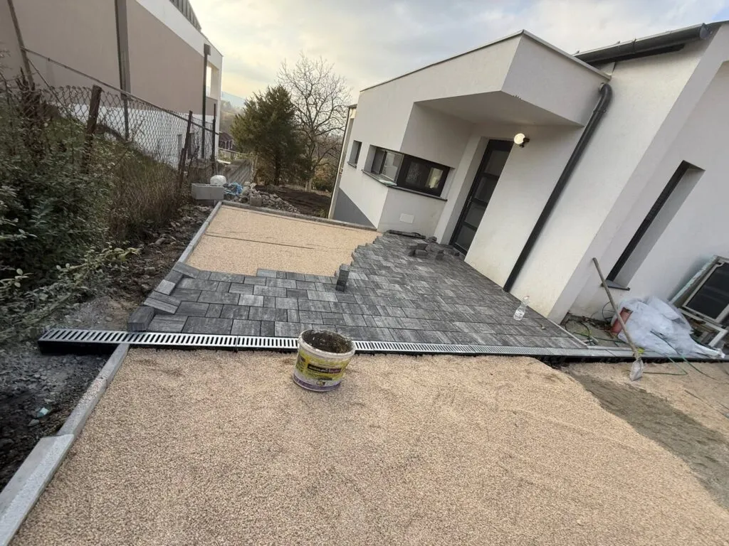 638296215 122176295330919257 8581075156885425144 N